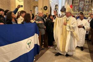 Monseñor Silvio Báez celebra eucaristía con la comunidad nicaragüense de Los Ángeles, EEUU, el 6 de enero de 2024. Foto: Redes sociales de monseñor Silvio Báez.