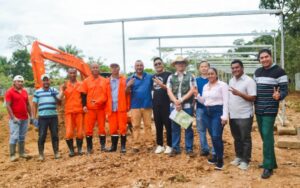 Miembros de la empresa china Xinxin Linze junto al alcalde de Mulukukú, Erlin José Valdivia, durante su instalación en ese municipio. Foto: Alcaldía de Mulukukú.